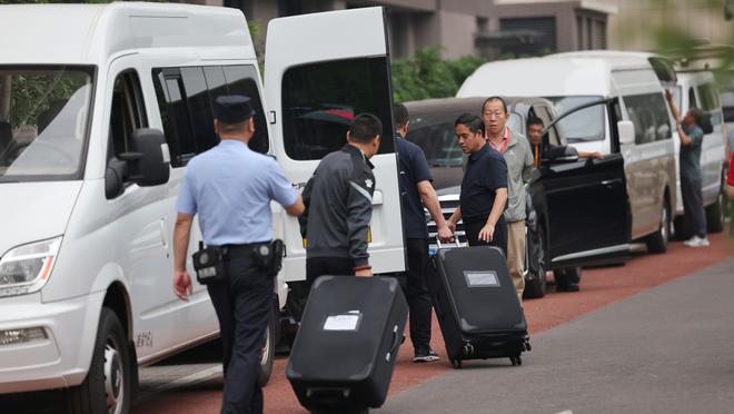 很流畅~湖勇上半场各自送出20次助攻 仅6次罚球